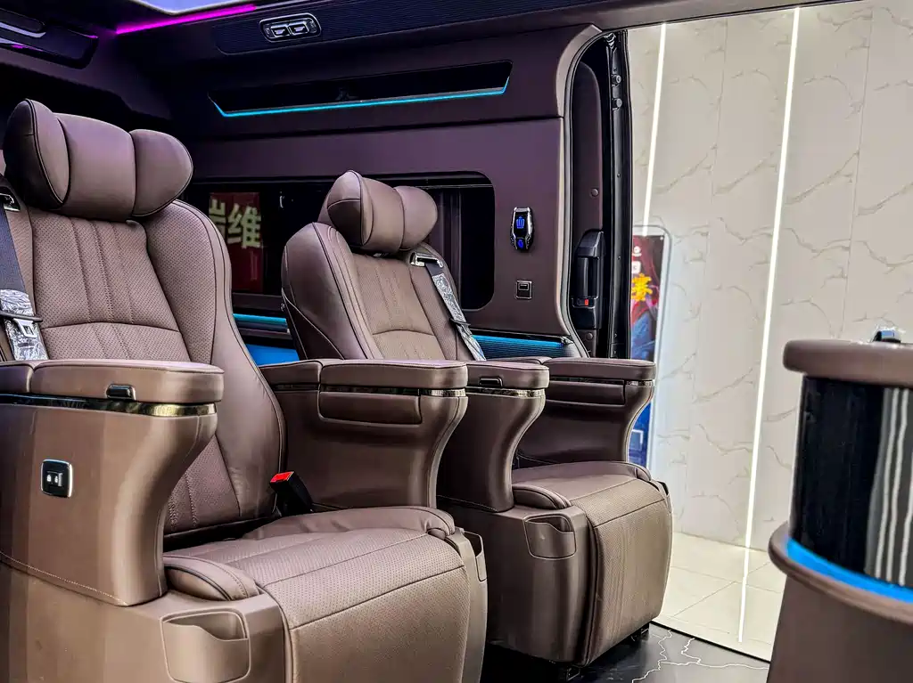 Toyota Hiace — фото 13