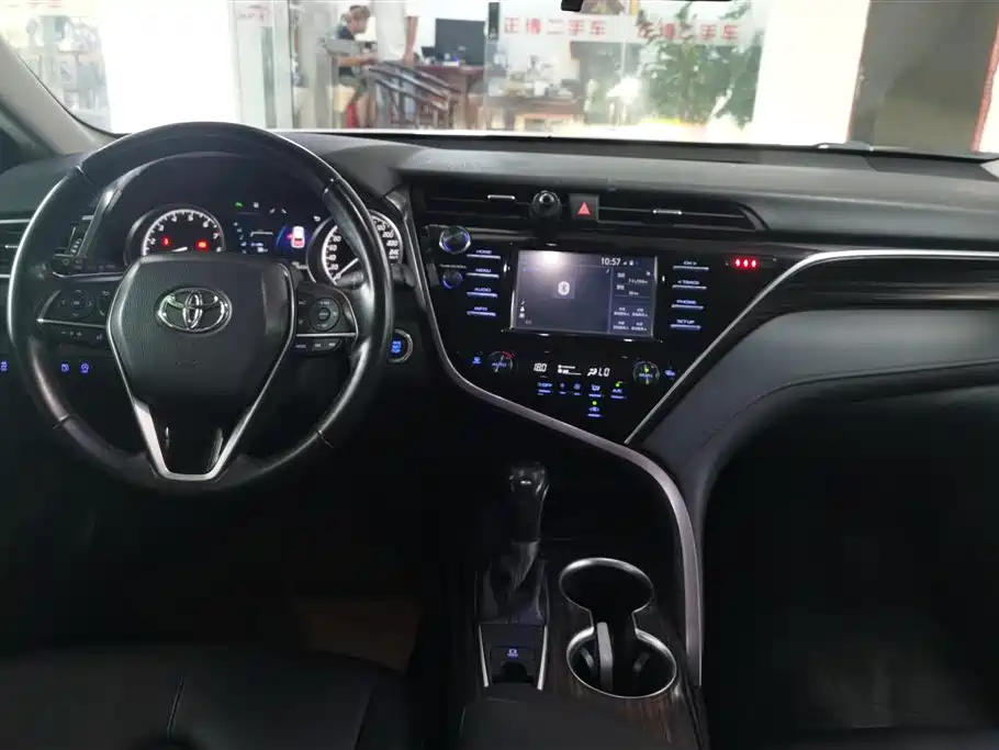 Toyota Camry 2018 — фото 12