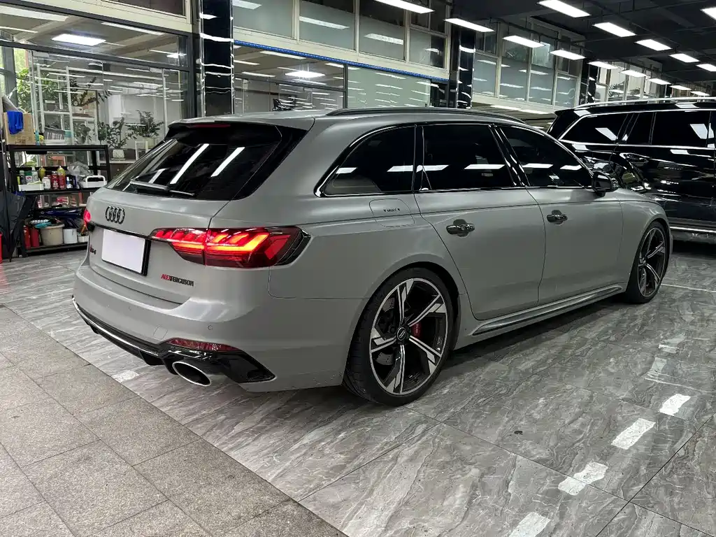 Audi RS 4 2021 — фото 11