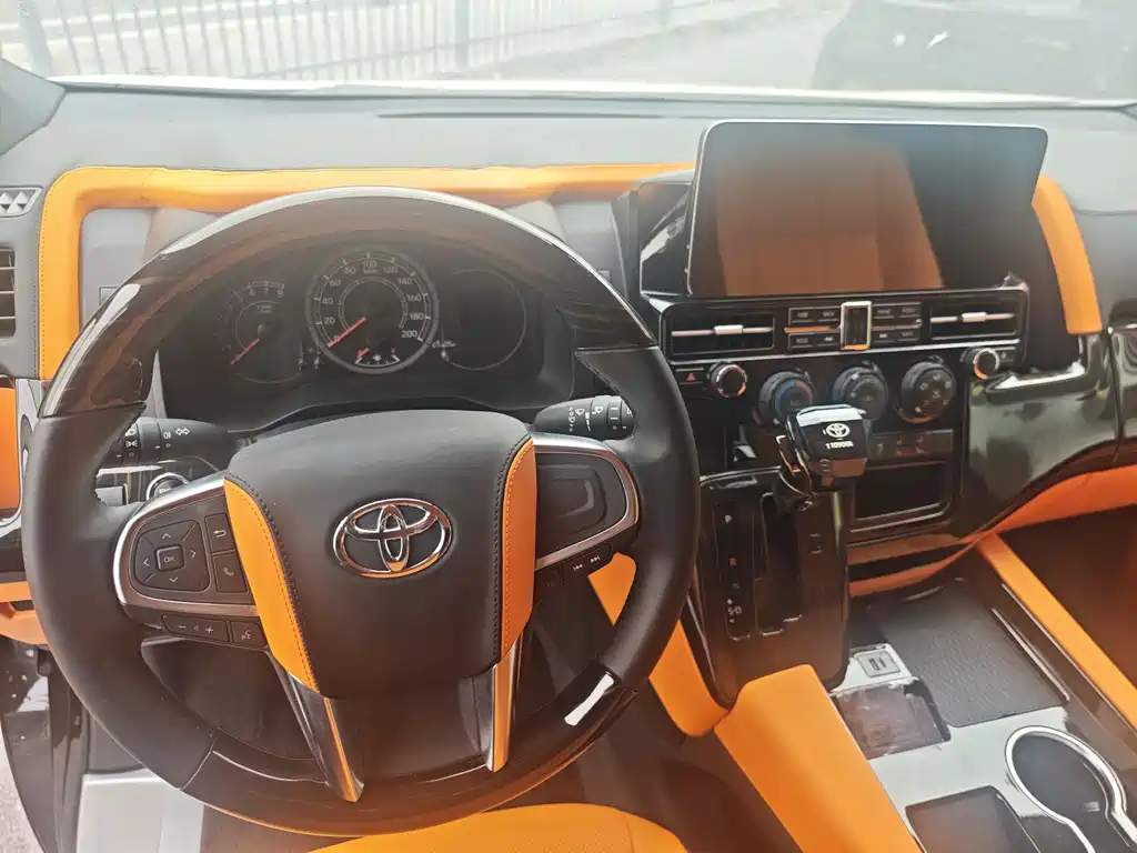 Toyota Hiace — фото 9