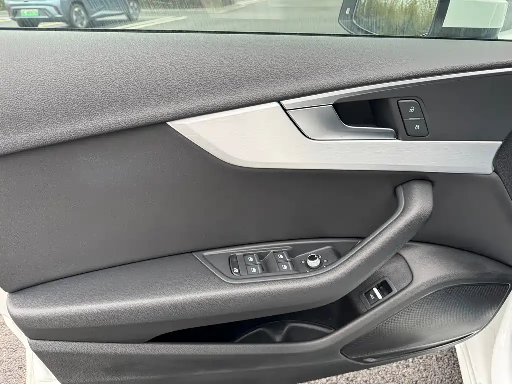 Audi A4L 2022 — фото 4
