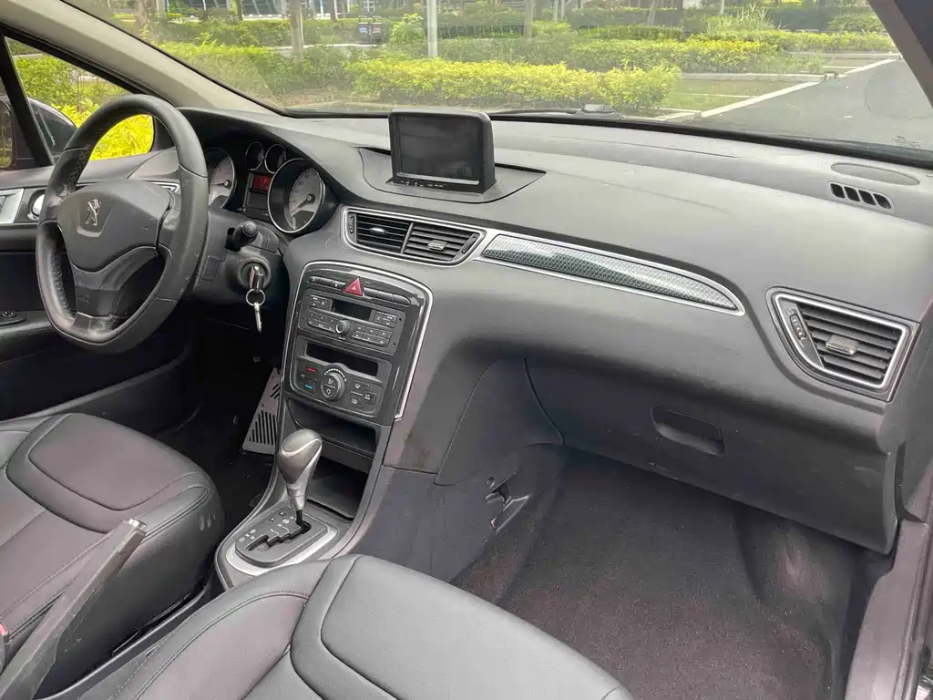 Peugeot 308 2015 — фото 12