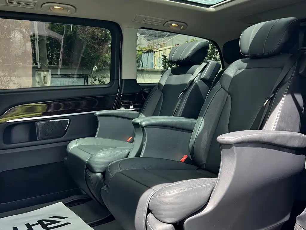 Mercedes-Benz V-Class 2018 — фото 11
