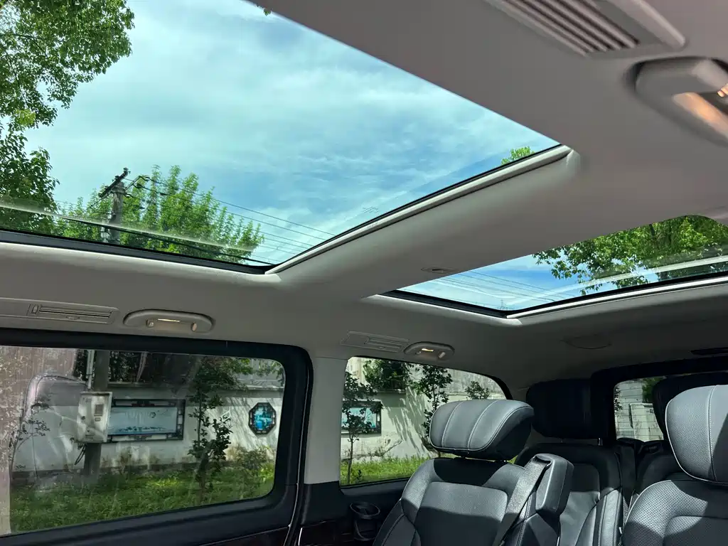 Mercedes-Benz V-Class 2018 — фото 19