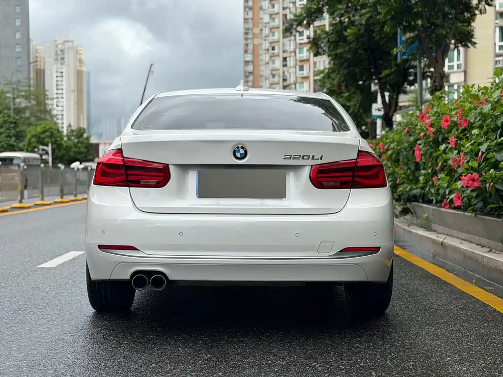 BMW 3 Series 2018 — фото 12