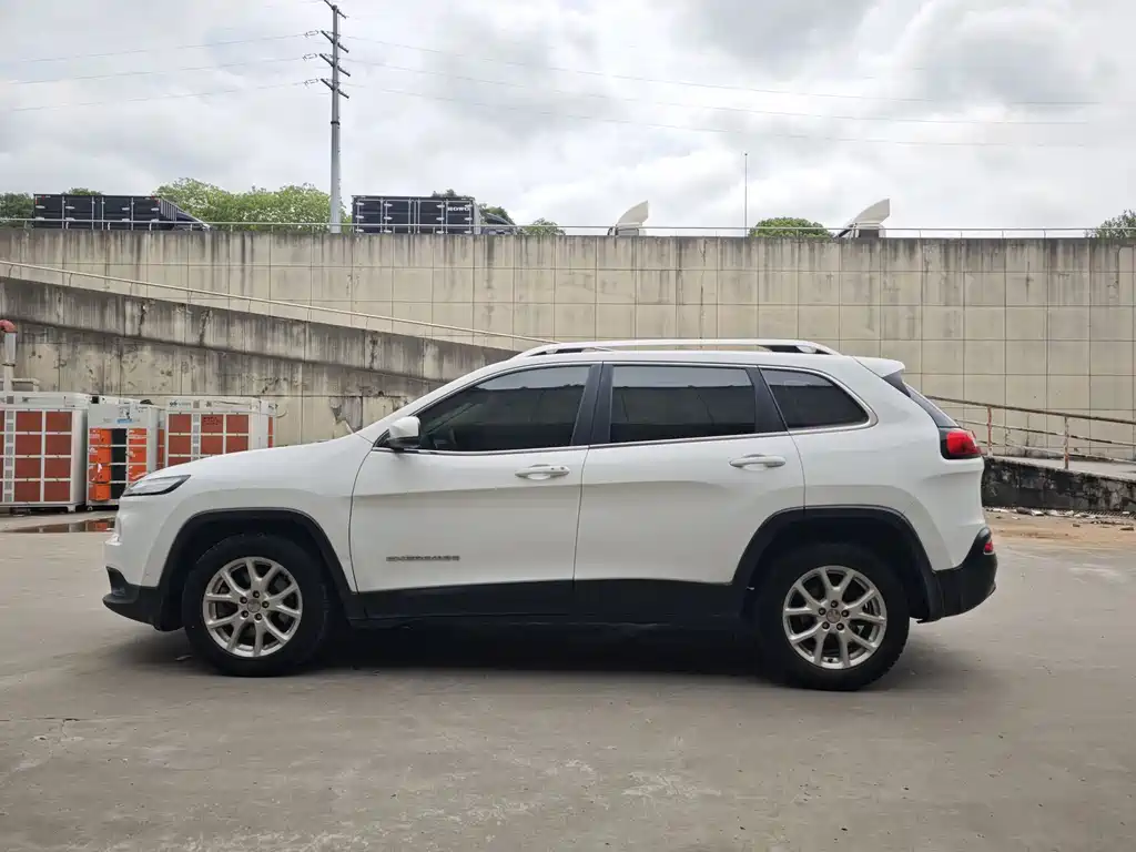 Jeep Cherokee 2016 — фото 14