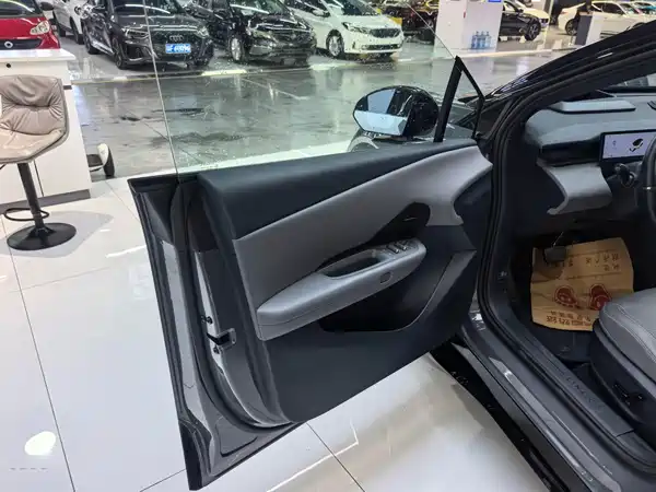 Lynk & Co Z20 2025