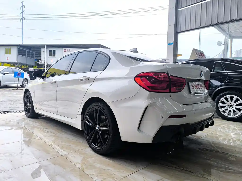 BMW 1 Series 2023 — фото 9