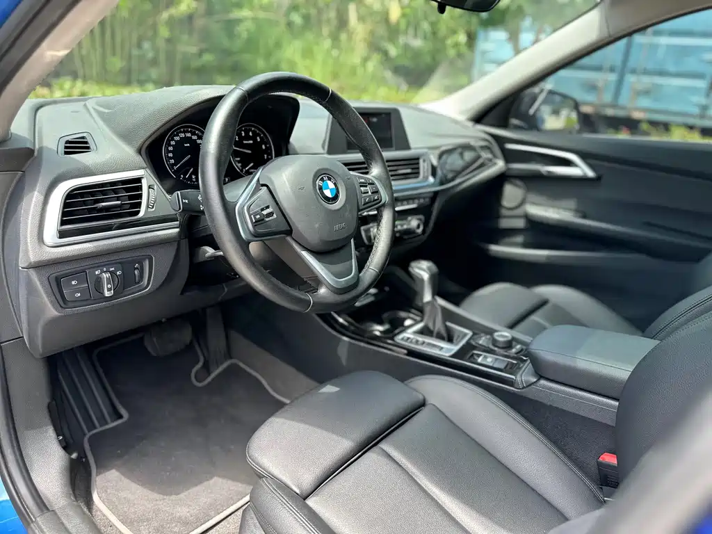 BMW 1 Series 2018 — фото 8