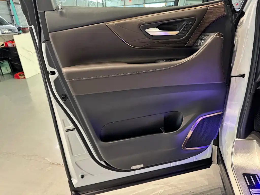 Toyota Vellfire 2023 — фото 12