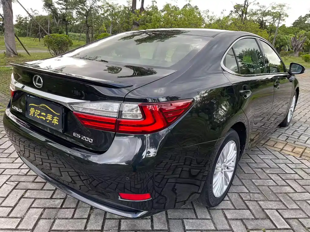 Lexus ES 2015 — фото 11