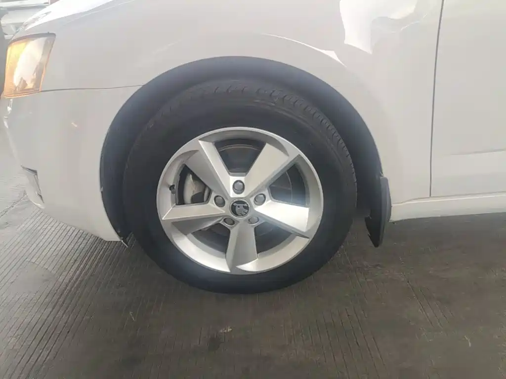 Skoda Octavia 2015 — фото 23