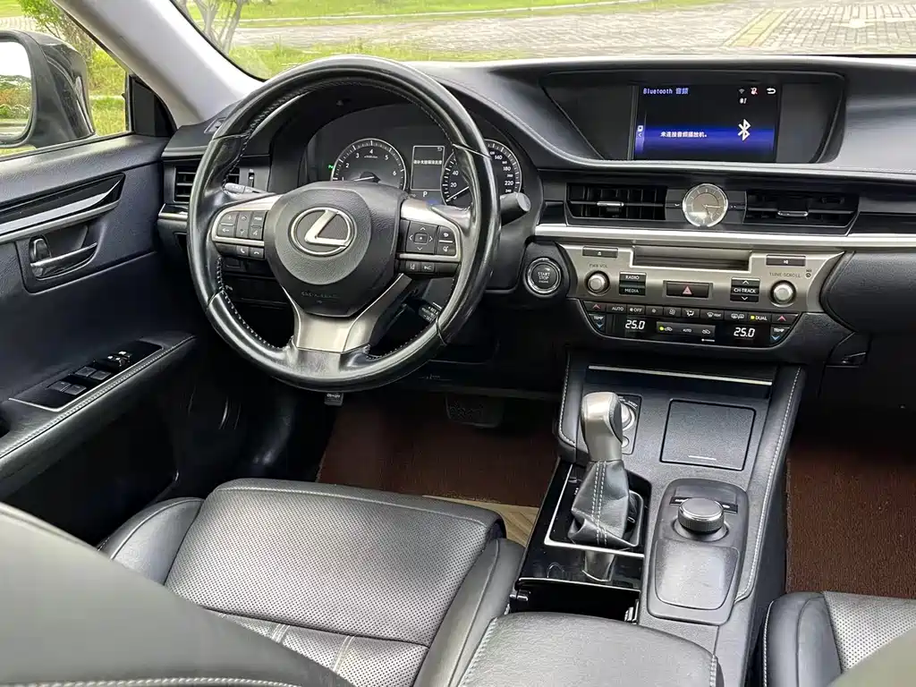 Lexus ES 2015 — фото 18