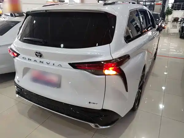 Toyota Granvia 2024