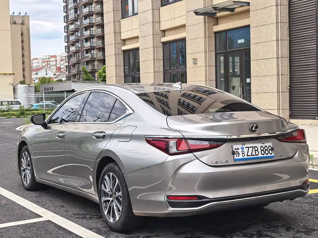 Lexus ES 2024