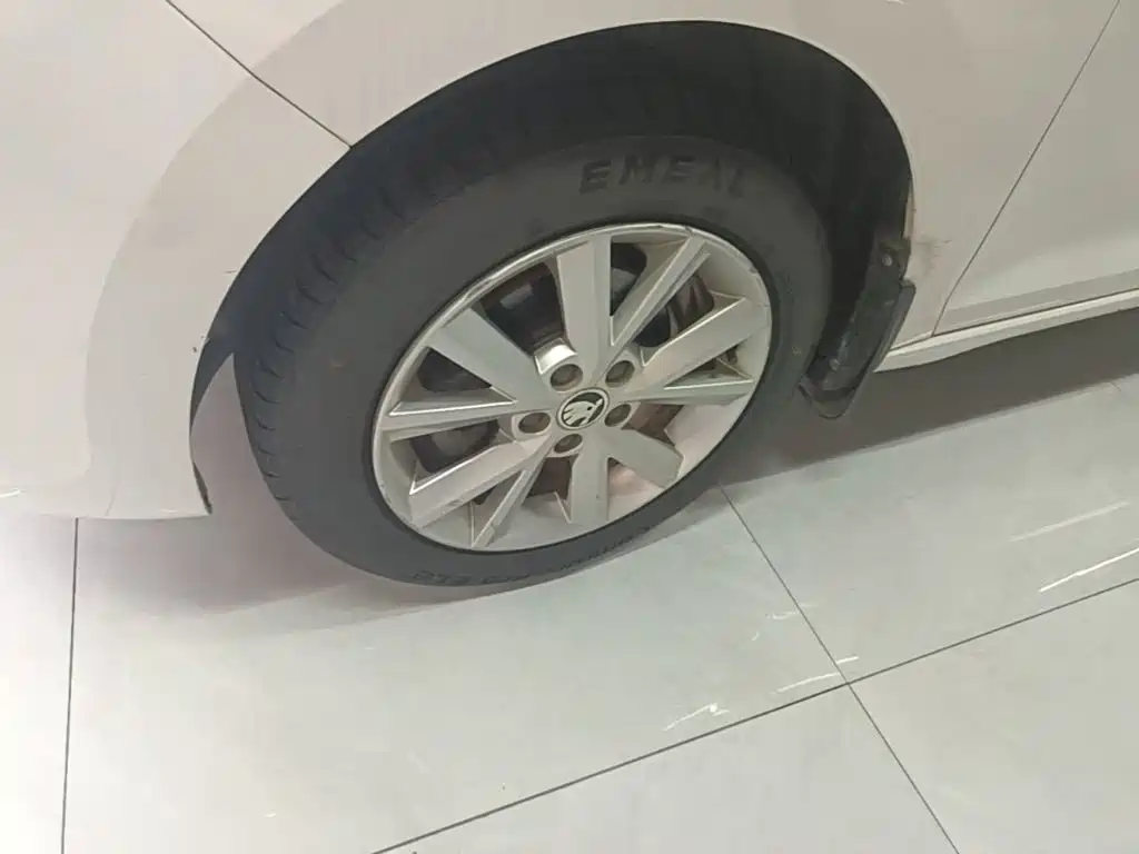 Skoda Rapid 2015 — фото 23