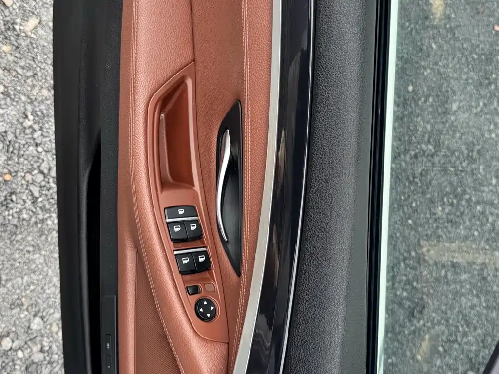 BMW 5 Series 2017 — фото 12