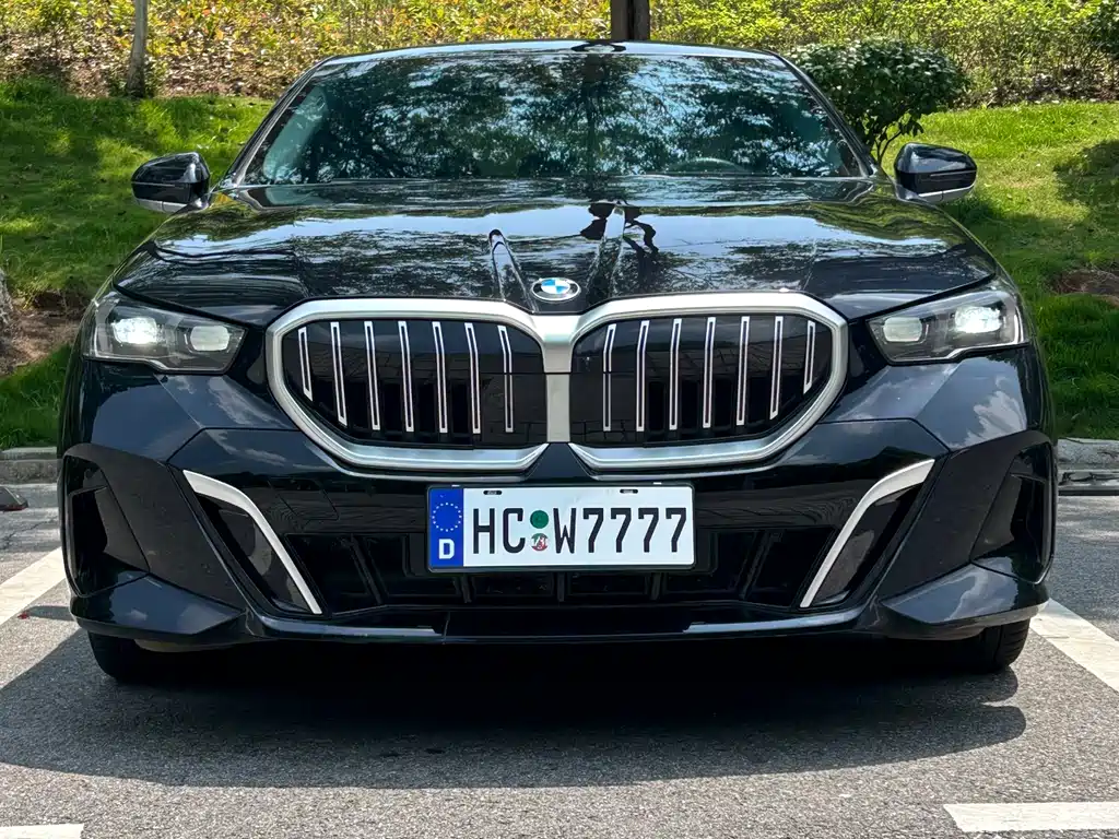 BMW 5 Series 2025 — фото 1