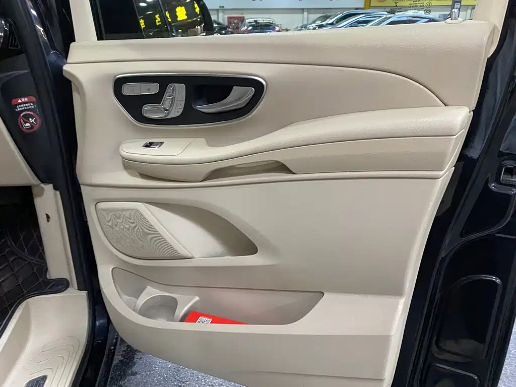 Mercedes-Benz V-Class 2018 — фото 12