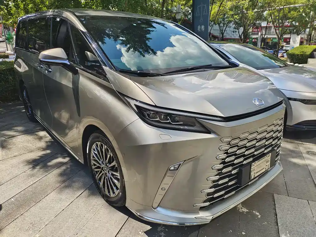 Lexus LM 2025
