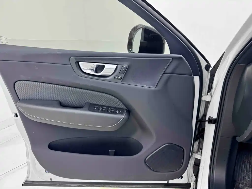 Volvo XC60 2023 — фото 10