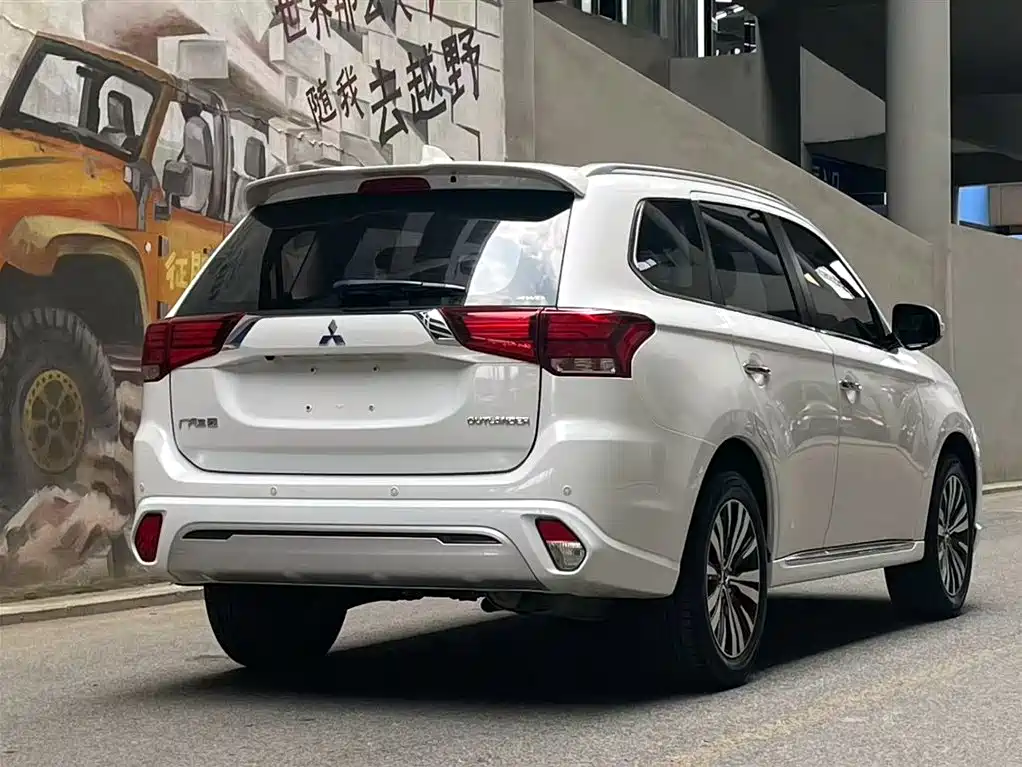 Mitsubishi Outlander 2022 — фото 5
