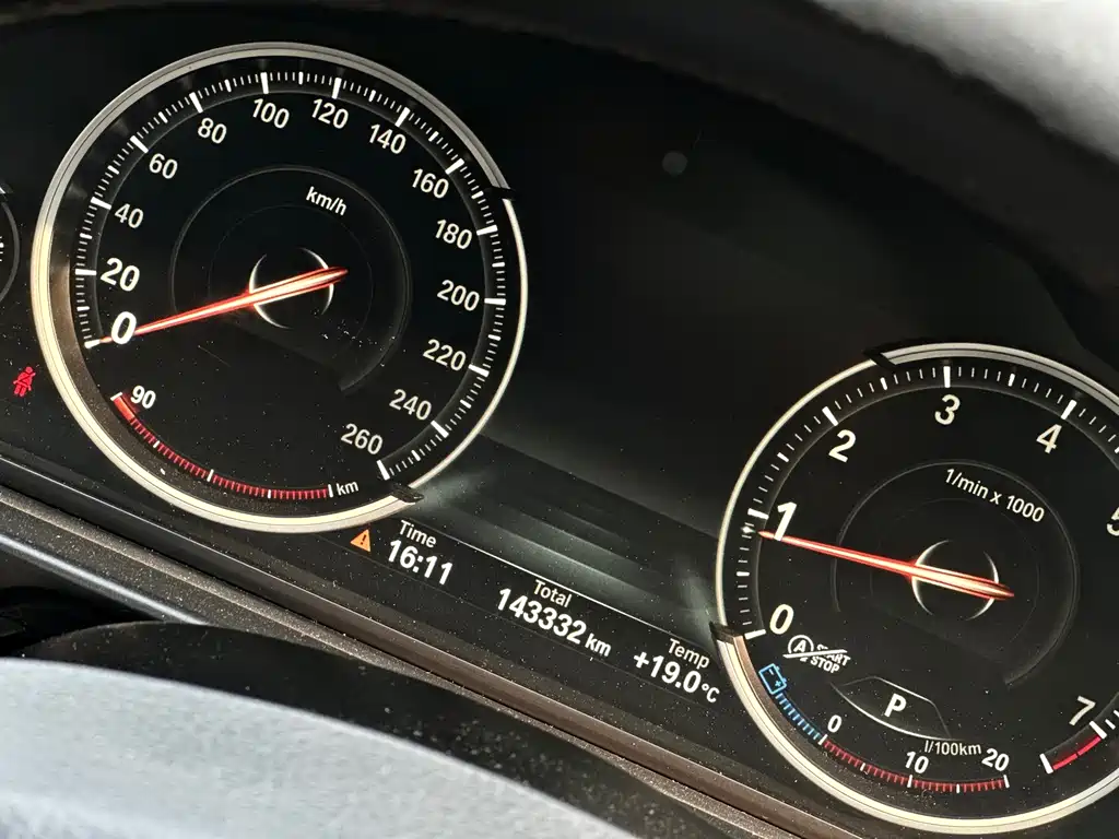 BMW 5 Series 2016 — фото 16