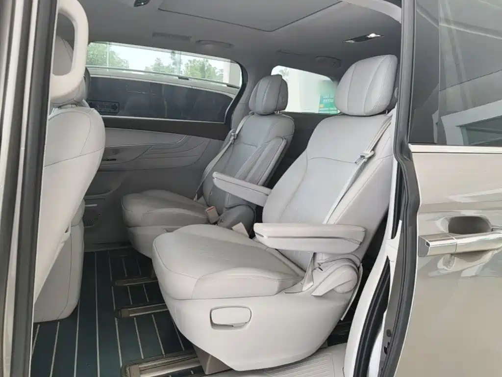 Roewe iMAX8 New Energy 2025 — фото 17