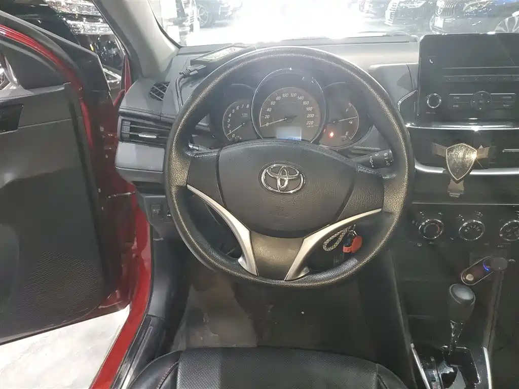 Toyota Yaris L 2020 — фото 10
