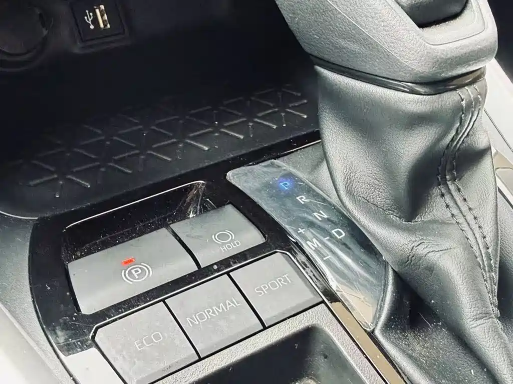 Toyota RAV4 2024 — фото 10