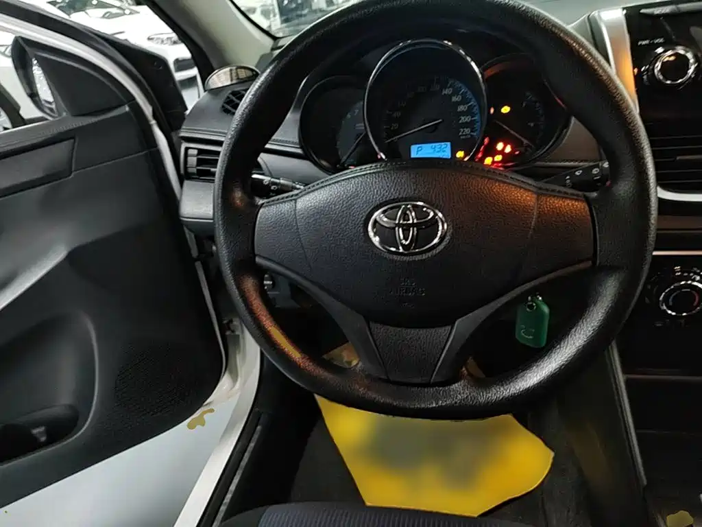 Toyota Yaris L 2017 — фото 11