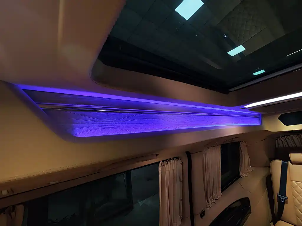Mercedes-Benz V-Class 2018 — фото 26