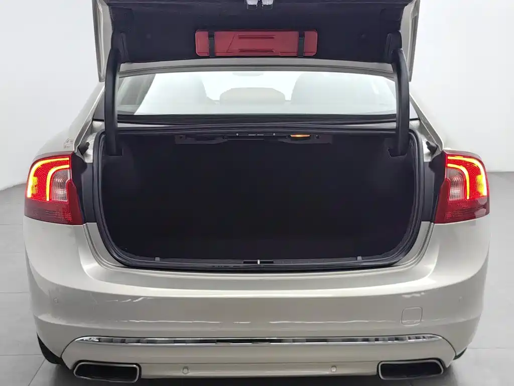 Volvo S60 2019 — фото 16