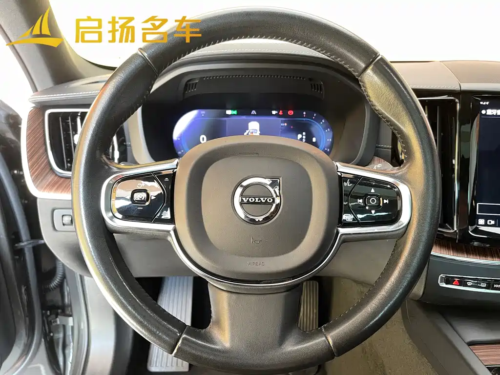 Volvo XC60 2022 — фото 3