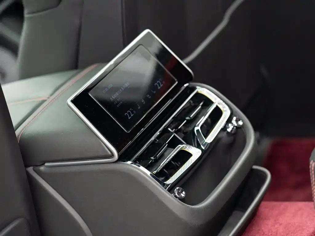 Bentley Flying Spur 2024 — фото 17