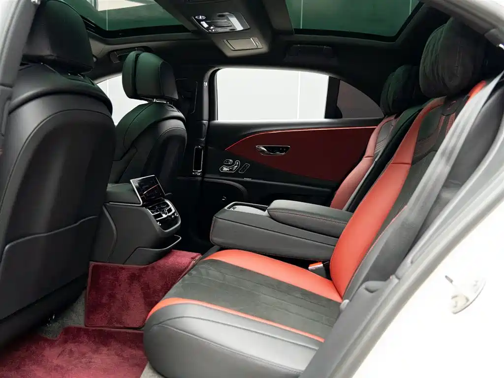 Bentley Flying Spur 2024 — фото 16