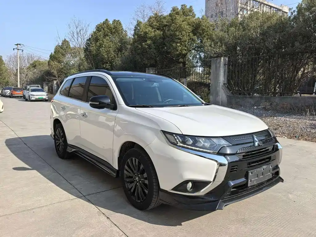 Mitsubishi Outlander 2022 — фото 3