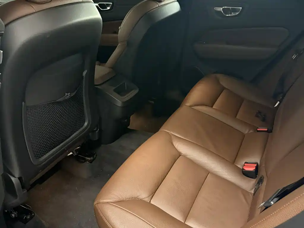 Volvo XC60 2020 — фото 11