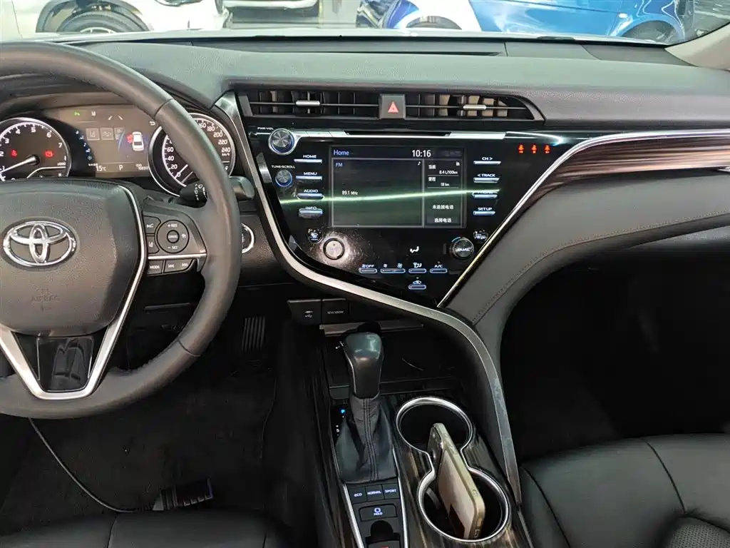 Toyota Camry 2018 — фото 13