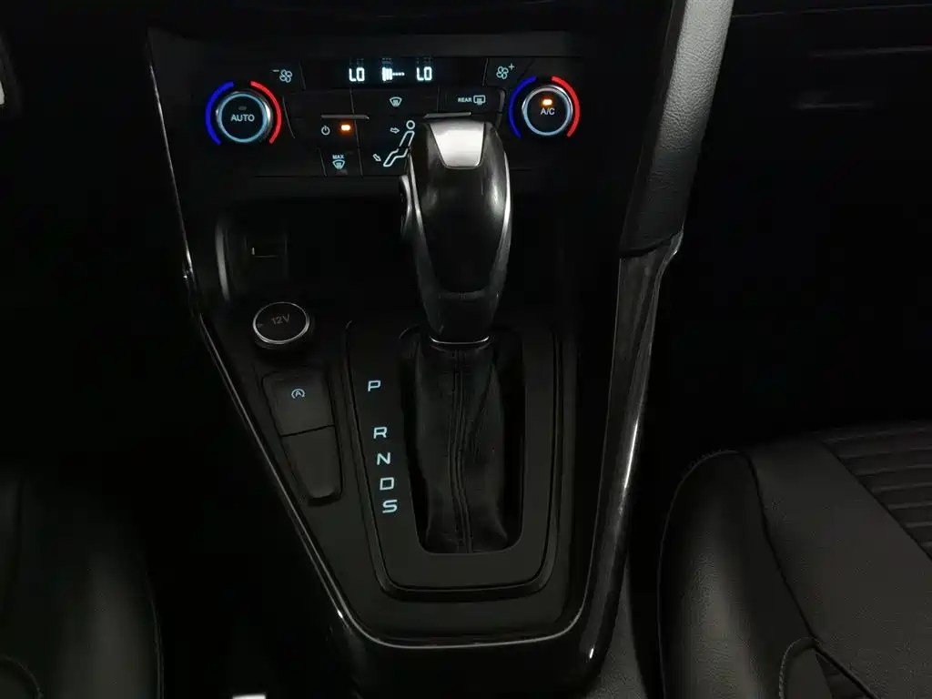 Ford Focus 2018 — фото 13