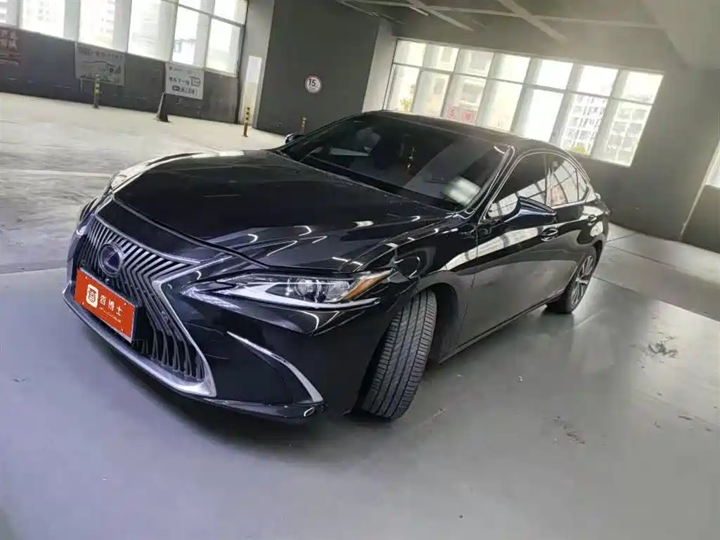 Lexus ES 2019 — фото 1