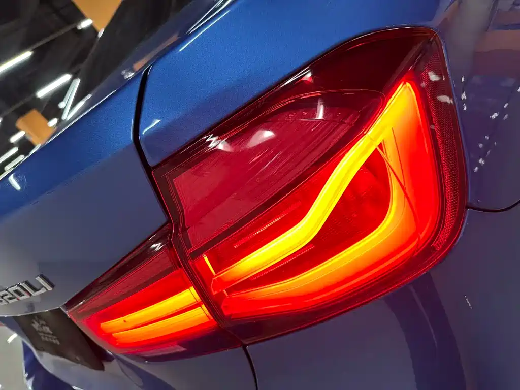 BMW 3 Series 2018 — фото 14