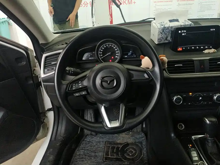 Mazda 3 Axela 2018 — фото 15