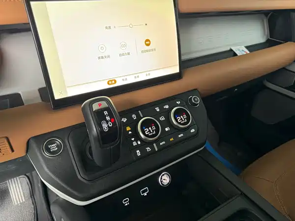 Land Rover Defender 2023