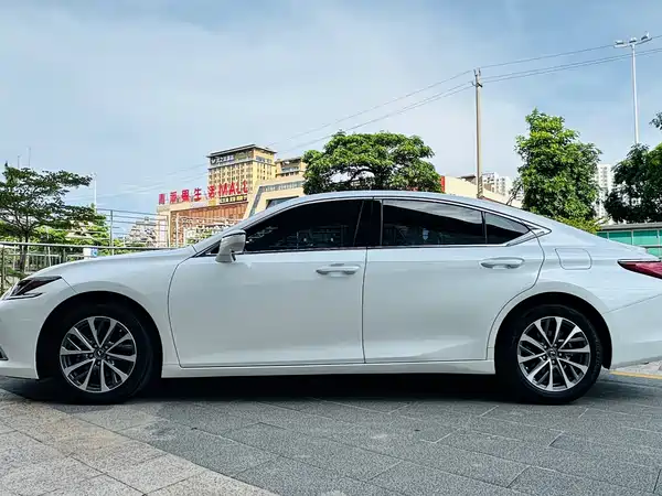 Lexus ES 2023