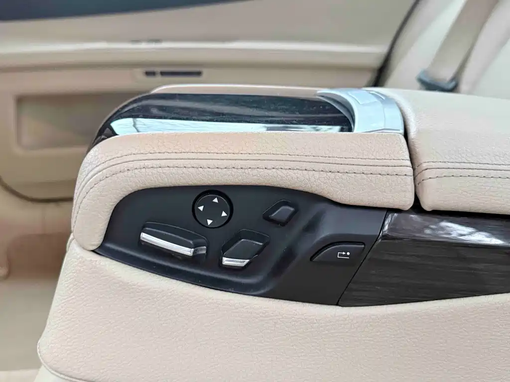 BMW 7 Series 2012 — фото 17