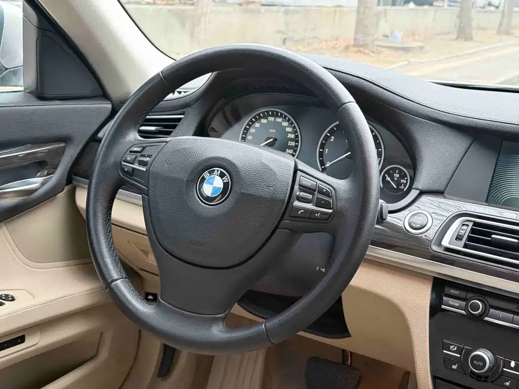 BMW 7 Series 2012 — фото 21