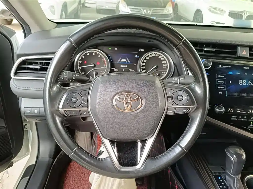Toyota Camry 2019 — фото 11
