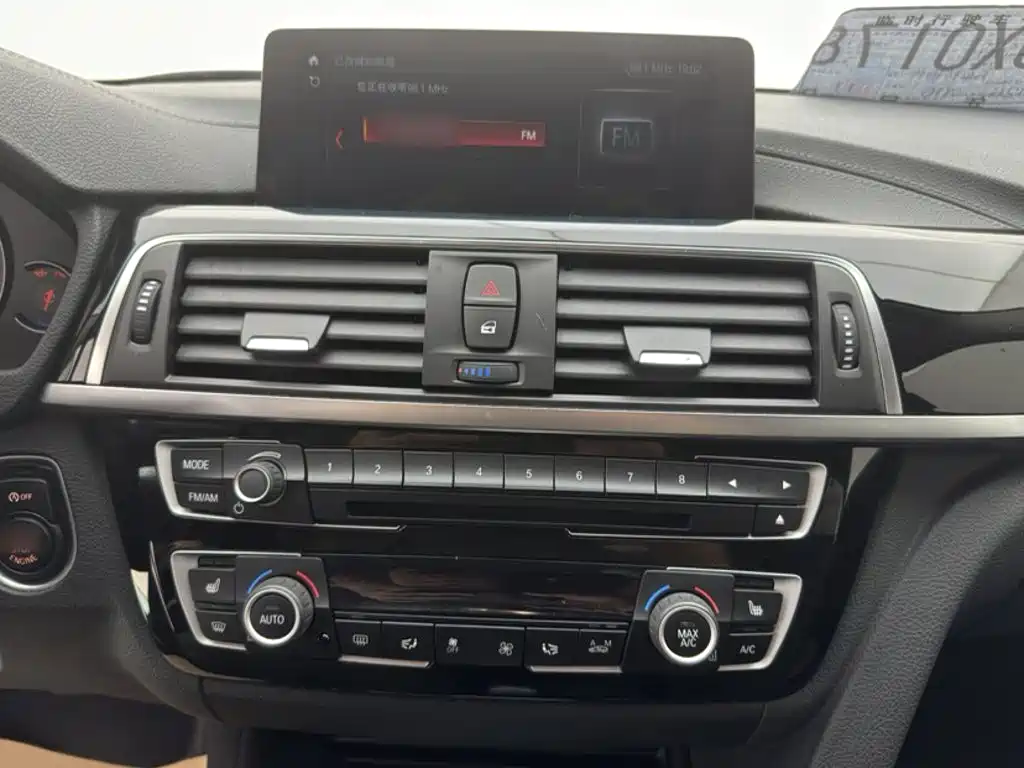 BMW 3 Series 2018 — фото 19