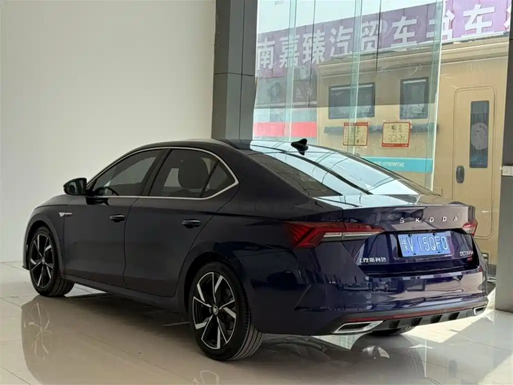 Skoda Octavia 2023 — фото 6